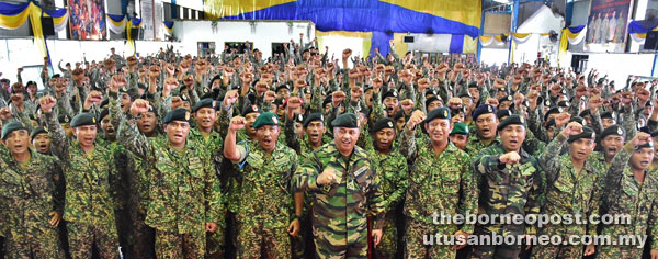 Zaki (fifth left) together with Jamaluddin (fourth left), Subari (third left) pose with all the Border Regiment personnel from 31st Brigade. 
