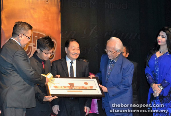 Ting (second left) presents a souvenir to Taib. With them are (from left) Abdul Hakim, Wong and Raghad.