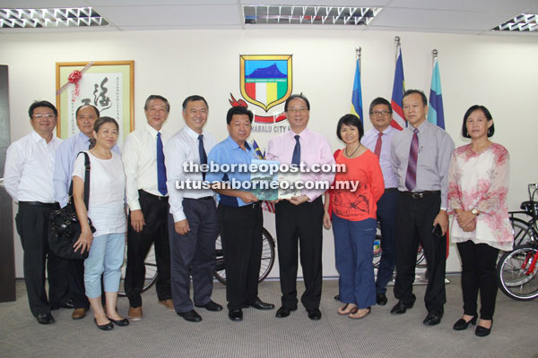 Liaw (fifth right) presenting a souvenir to Yeo. 