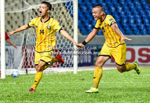 TERUJA: Azwan (kiri) meraikan jaringannya bersama Adi Said ketika menewaskan Timor Leste 4-0 dalam saingan Kumpulan A, Piala Solidariti AFC 2016 di Kuching, malam kelmarin.