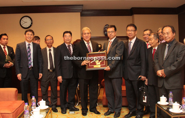 Awang Tengah presents a gift to Shaanxi Province Department of Commerce deputy director Li Shengrong (front fourth right). From front right are Baya, Naroden, Julaihi, Liaw and Sarudu. Ismawi is behind Julaihi.