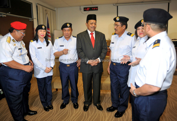 Shahidan (centre) shares a light moment with APM honorary officers after the pinning of ranks and presentation at Parliament Building. Seen at left is Malaysian Maritime Enforcement Agency director-general Maritime Admiral Datuk Seri Ahmad Puzi Ab Kahar. — Bernama photo