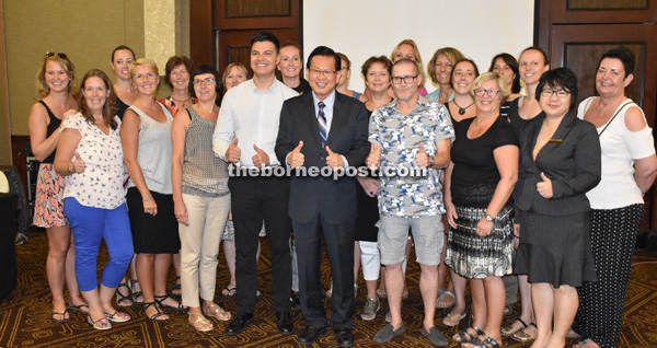 Lee (fifth left) having a photo session with a group of travel agents from European countries after briefing them on the attractions in the state at a hotel here yesterday.