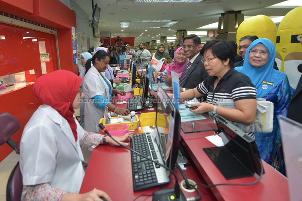 Subramaniam (front row, second right) visiting a pharmacy after launching National Antibiotics Awareness Week Campaign 2016 at Putrajaya Hospital in Putrajaya. — Bernama photo