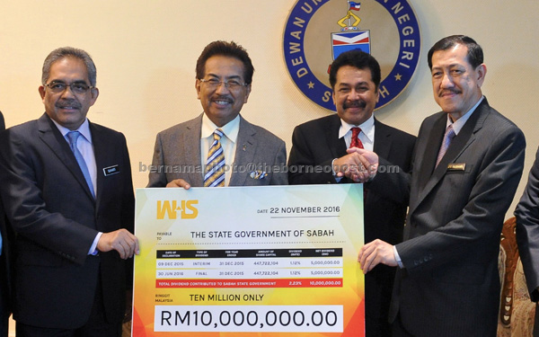 Musa (second left) witnesses the handover of dividends from Ramlee (second right) to Sabah Ministry of Finance Permanent Secretary Datuk PG Hassanel Mohd Tahir (right) yesterday. Also present is Sabah Secretary of State Tan Sri Sukarti Wakiman. — Bernama photo 