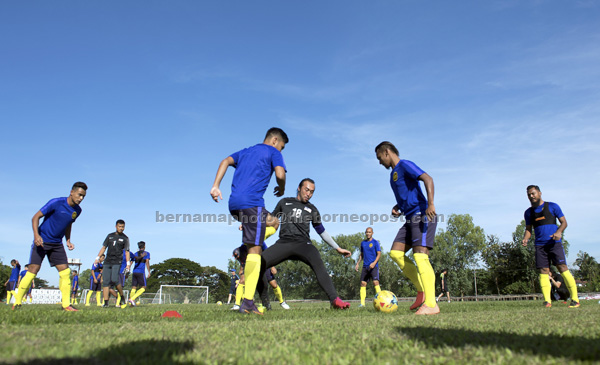 PANAS: Cuaca panas tidak menghalang pasukan bola sepak kebangsaan untuk menjalani latihan dalam persiapan menghadapi Vietnam hari ini di Stadium Thuwanna, Yangon semalam. — Gambar Bernama