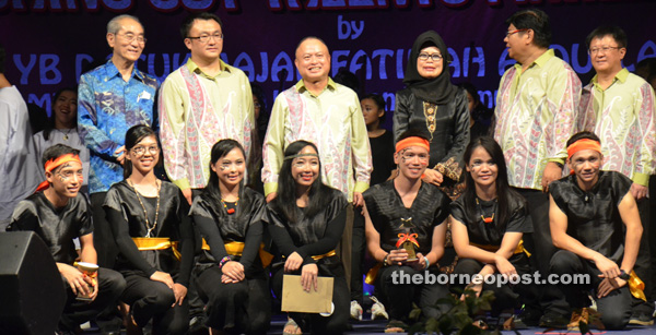 Bayu Kenyalang (front row) posing for a photo after winning the FB Most Liked Award. Also in the photo are Fatimah (third right), Chan (fourth right), and Lu (left).