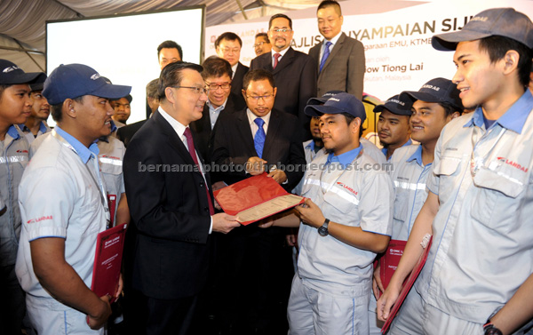 Liow (second left) shares a light moment with recipients during the Certificate Awarding Ceremony of Level 1 and 2 courses in the Maintenance, Repair and Overhaul of Six Car Sets. — Bernama photo