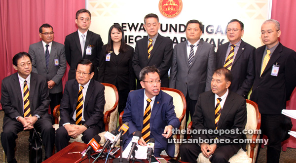 BANTAH: Dr Sim (duduk, dua kanan) mempengerusi sidang media bersama pemimpin-pemimpin SUPP di pusat media DUN.  