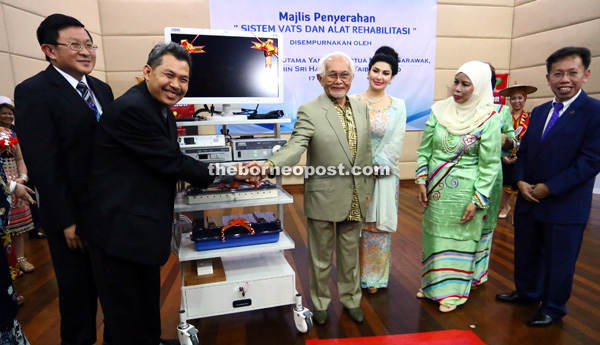 (From right) Dr Sim, Jamilah, Raghad, Taib and Dr Mohd Asri during the handing-over ceremony of the VATs system at Sarawak Heart Centre. — Photos by Muhammad Rais Sanusi