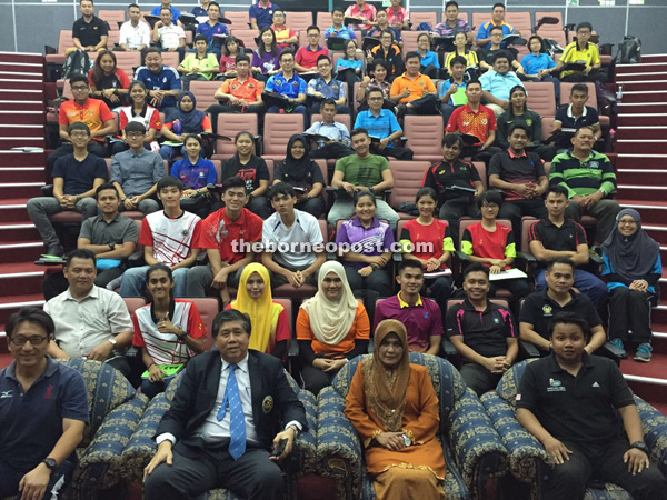 (Seated front row, from left) Dr Chin, Dr Ong, Salmi Lilek and Muhammad Hazwan Haziq Rusli posing with the participants.