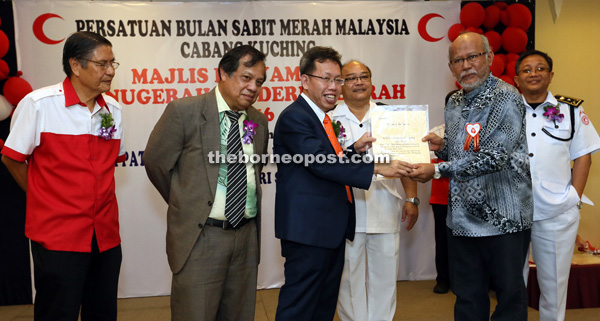 Dr Sim (third left) hands out the certificate of appreciation to Ismail Brahim, who have donated 125 pints. — Photos by Kong Jun Liung.