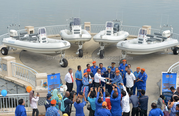Shahidan (centre) witnessing the handing over of Sealegs Amphibious rescue boats  by the deputy director (management) of Nadma, Datuk Muhammad Yusoff Wazir (third left), to MCDF deputy commissioner (management) Sukiman Ahmad. — Bernama photo 