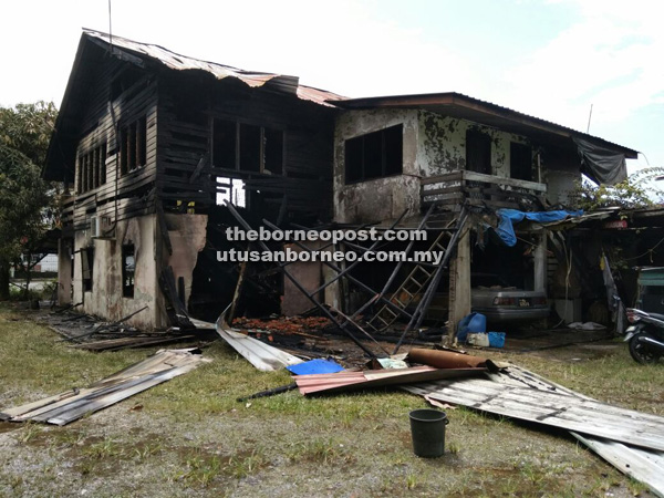 MUSNAH: Keadaan sebuah rumah yang musnah dalam kebakaran di Jalan Setia Raja, Miri awal pagi semalam.