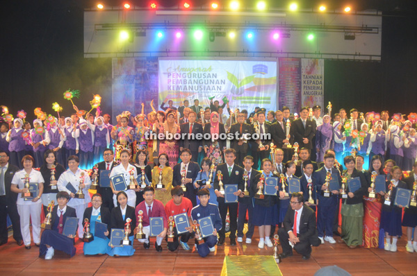 Rakayah (third row, centre) with winners at the Human Resource Development Management Award 2016 at Sekolah Seni Sarawak.