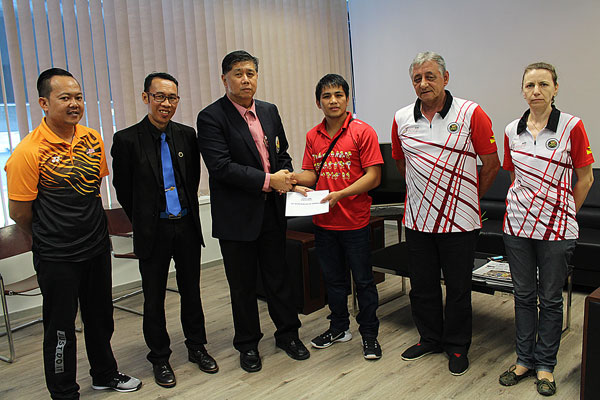 Ong (third left) presenting the incentive to Wilbur while Bogomil, Gergana and MSNS officials look on. 