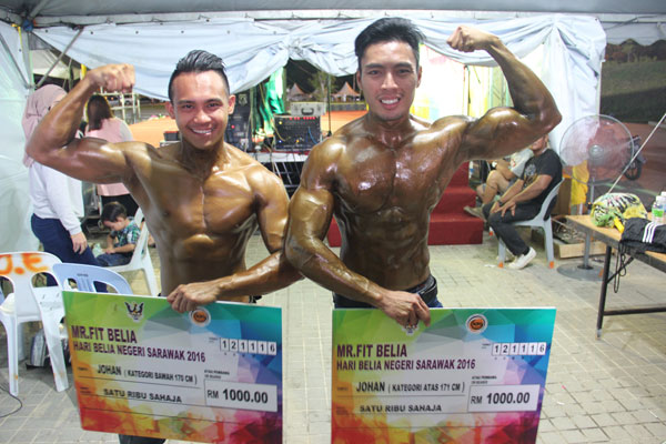 Abdul Ramzi (right) and Abang Ali with their prizes.