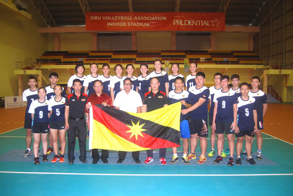 Lau (fourth from left) receives the coloursLau (fourth from left) receives the colours from coaches Wong and Lee. Looking on (at fifth and sixth left) are Ting and Moh. from coaches Wong and Lee. Looking on (at fifth and sixth left) are Ting and Moh.