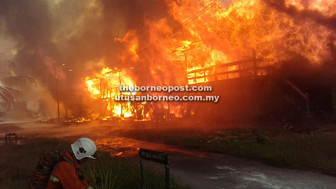 MARAK: Api memusnahkan berek kediaman anggota di Blok 27, Kem Pasukan Gerakan Am (PGA) Batalion 10, semalam.