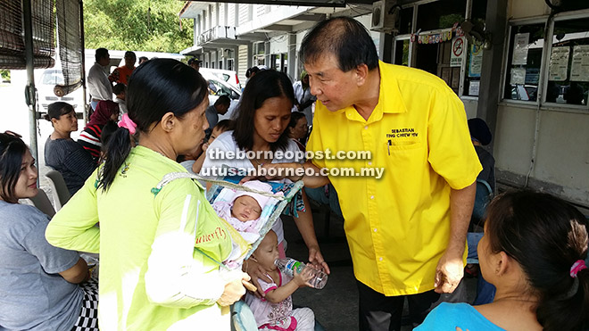 Ting talking to Dora Tinggang, a Penan from Pak Purau in the interior of Baram and her one-week-old infant, who were waiting for their turn for a medical check-up.