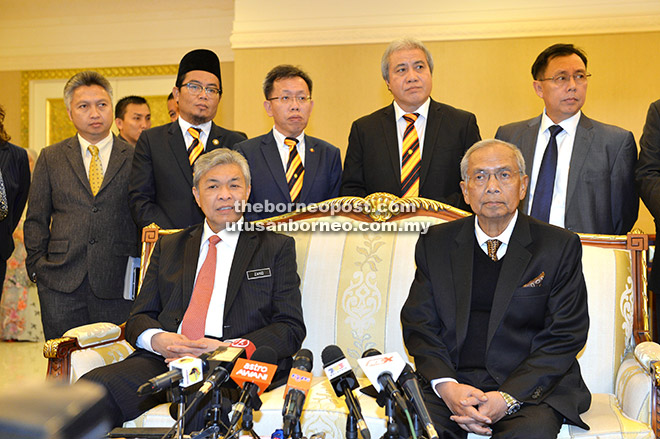 SIDANG MEDIA: Zahid dan Adenan pada sidang media menjelaskan kekeliruan terhadap Rang Undang-undang Persendirian dibentangkan Abdul Hadi. Turut kelihatan, (dari kiri, belakang) ADUN Balai Ringin Snowdan Lawan, ADUN Jemoreng Datuk Dr Juanda Jaya, Dr Sim, Menteri Perancangan Sumber dan Alam Sekitar Kedua  Datuk Amar Awang Tengah Ali Hasan dan Menteri Kemudahan Awam Dato Sri Dr Stephen Rundi Utom. 