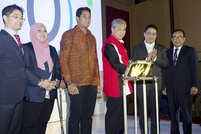 Zahid (third right) launching ‘Yayasan YouAct’ at the ‘KL International Youth Discourse’ programme. — Bernama photo 