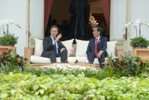 Netherland's Prime Minister Mark Rutte chats to to Indonesian President Joko Widodo at the presidential palace in Jakarta on November 23, 2016. - AFP