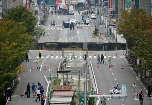 A giant sinkhole appeared on a five-lane boulevard in central Fukoka, southwestern Japan, on November 8, 2016. - AFP/Jiji Press