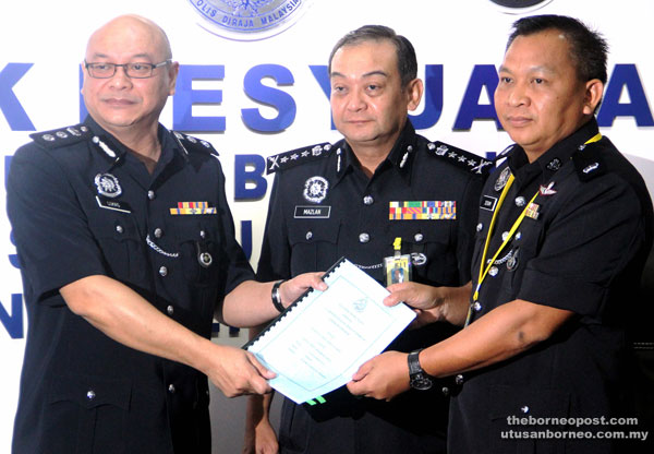 Mazlan (centre) witnesses the handing-over-of-duties between Lukas (left) and Sekam.