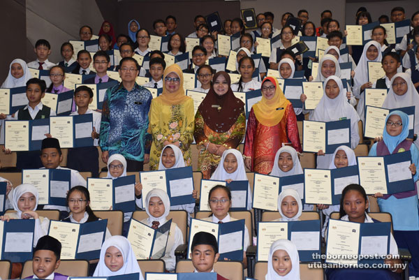 (From left) Su, Fatimah, Rakayah and Norwati pose for a group photo with the students as they show off their excellent results.