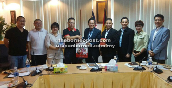 Lee (centre) with representatives of the organisers at the courtesy call. Ik Pahon is at fourth right.