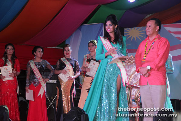 File photo of last year’s 1Singai Beauty Queen contest which was won by 23-year-old medical student Nisha Thayananthan (second right). On the right is Henry.