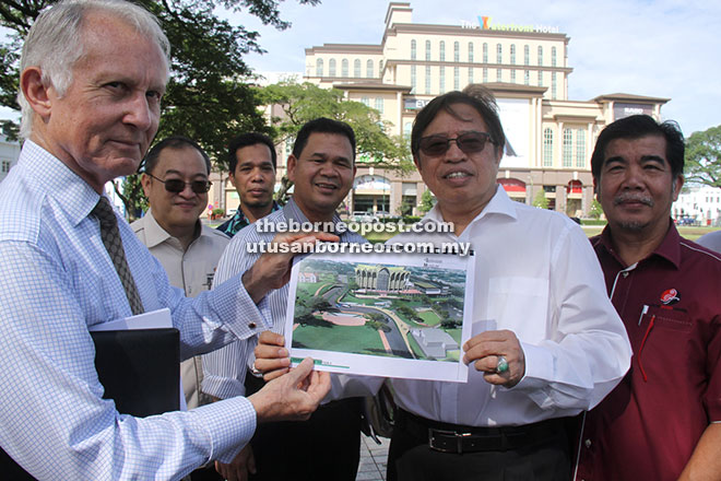 Abang Johari (second right) seen holding an artist’s impression of the proposed Sarawak Museum Campus. Also seen are Ipoi (right), Ik Pahon (third right) and others. 