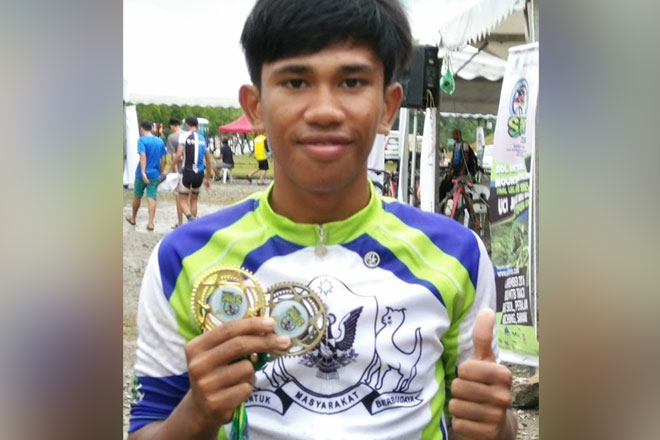 Lundu’s Wan Haikal showing off his medals won at the Sarawak Energy Siol International Mountain Bike Championship’s Men’s Elite XCO.