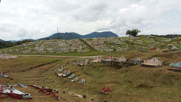 The Hakka Cemetery has a scenic surrounding. 