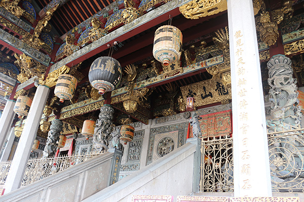 History buffs can make a quick trip down to the famous Khoo Kongsi, the grandest clan temple and house in Malaysia. 