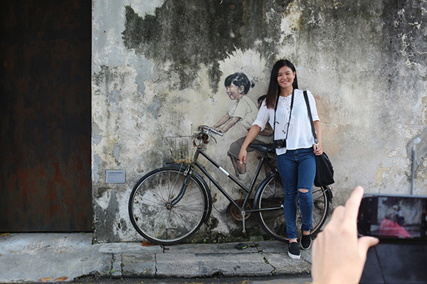 For art lovers, around every street corner is a work of art waiting to be discovered as Penang is filled with quirky murals and street art. 