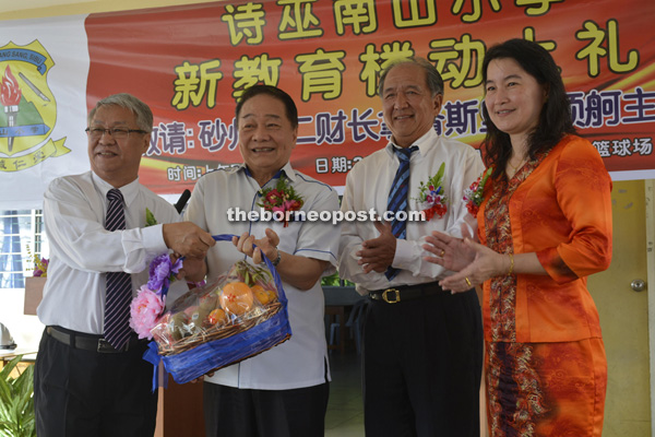 Organsing chairman Hii Siew Liong (left) presents a memento to Wong. From first and second right are Chua and Ting respectively.