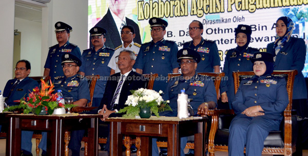 Othman (seated centre) in a group photo after officiating at the Enforcement Agency Collaboration Seminar. — Bernama photo