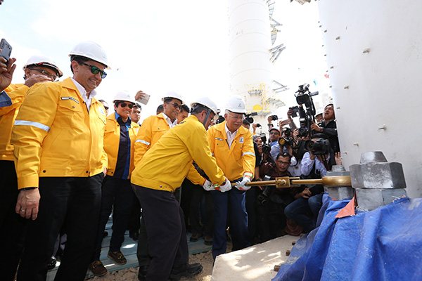 Najib is seen officiating the installation of the propylene fractionator process column for the steam cracker facility at the PIC. 