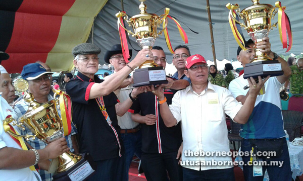 RAJA SUNGAI: Abdul Wahab merupakan pemilik perahu PBB Seri Sarawak 4 menjulang piala Regata Saratok 2016 kelmarin.