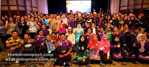 KENANGAN: Hasidah (duduk, tengah) merakam kenangan bersama barisan moderator dan peserta Seminar Kepimpinan Belia 2016: Pemerkasaan Belia Melalui Perkongsian Maklumat di Kuching, semalam. 
