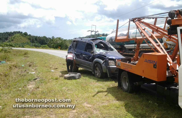 ROSAK: Kenderaan berkenaan ditarik dan ditunda oleh lori penunda. 