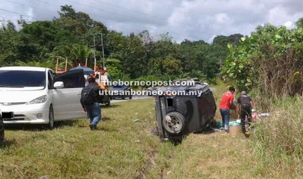 TERBABAS: Keadaan kenderaan pacuan empat roda itu selepas terbabas ke dalam parit di kawasan Skrang, kelmarin. 