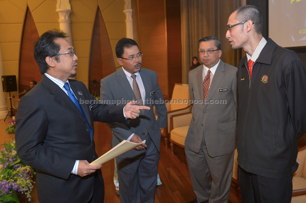 Razali (second left) in a discussion with senior government officers after the opening of the seminar on ‘Comparisons Between Act 696 and Act 711’. — Bernama photo