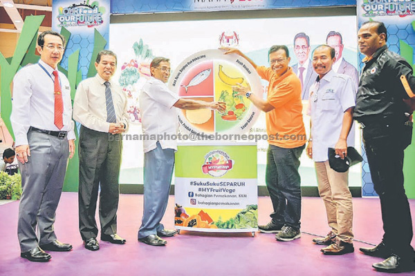 Subramaniam (third left) and Shabery (third right) at the launching of the campaign in Serdang yesterday. — Bernama photo