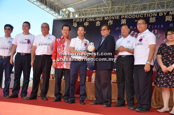 PENGHARGAAN: Presiden Global Business Club (China) Chen Yu He menyampaikan cenderamata kepada Abang Johari. Kelihatan sama (dari tiga kiri) Adam, Lee dan Sebastian (dua kanan).