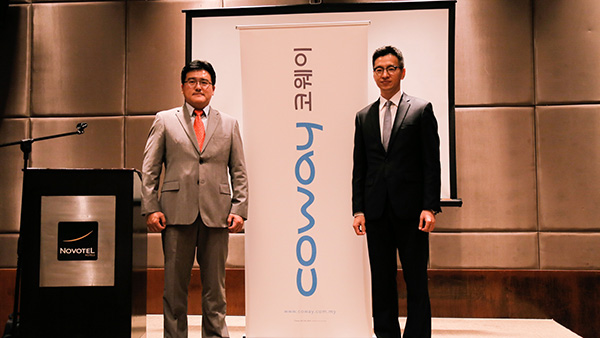 Choi (left) and head of marketing Ryan Jung Tae Seung pose for a photo after announcing the company’s financial results for 2016 yesterday.