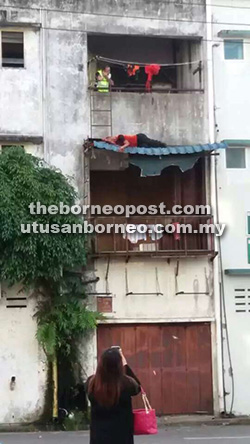 BELUM AJAL: Mangsa ditemui cedera di atas ‘awning’ bangunan dua tingkat di Limbang.