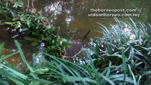 MASIH DI SUNGAI: Bubu mangsa yang ditemui masih berada di dalam sungai.